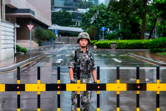 Một binh sỹ PLA đóng tại Hong Kong (Ảnh: CNN)