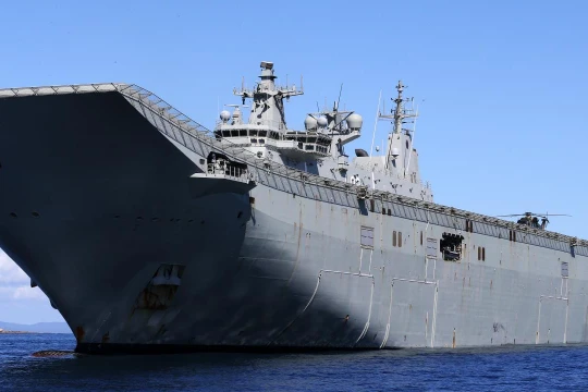 Một nhân chứng trên tàu HMAS Canberra nói rằng các phi công trực thăng bị chiếu tia laser (Ảnh: Newscorp)