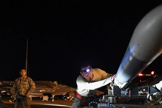 Mẫu tên lửa không-đối-không AIM-120 do Mỹ chế tạo (Ảnh: Defense News)