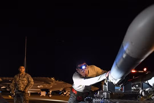 Mẫu tên lửa không-đối-không AIM-120 do Mỹ chế tạo (Ảnh: Defense News)