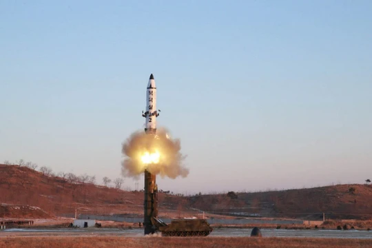 Triều Tiên phóng thêm 2 vật thể được cho là tên lửa đạn đạo tầm ngắn (Ảnh: Reuters)