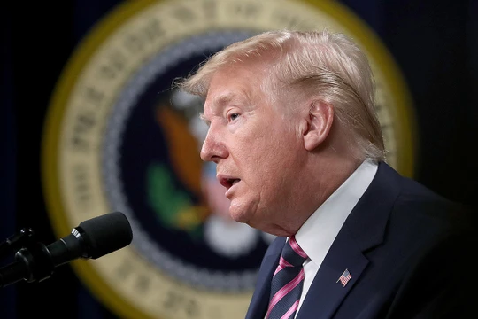 Khác với Bill Clinton, ông Trump không tỏ ra "hối hận" mà quyết "chơi tất tay" với phe Dân chủ (Ảnh: Politico)