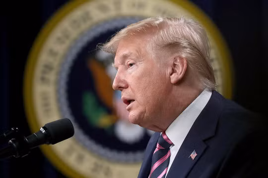 Khác với Bill Clinton, ông Trump không tỏ ra "hối hận" mà quyết "chơi tất tay" với phe Dân chủ (Ảnh: Politico)