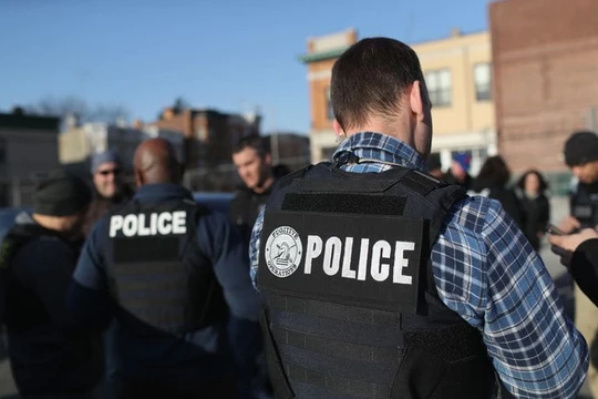 Các sỹ quan thuộc ICE bắt giữ người nhập cư trái phép tại thành phố New York hồi tháng 4 vừa qua (Ảnh: Getty)