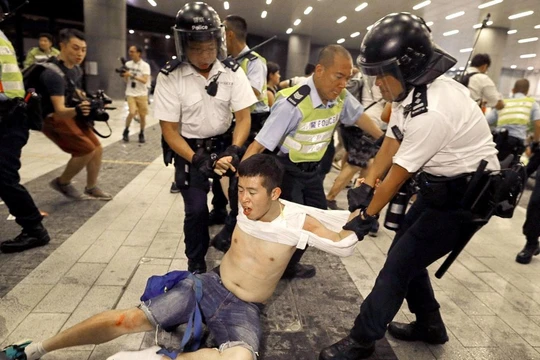 Một số người biểu tình đã bị bắt giữ trong cuộc tuần hành hôm Chủ nhật vừa qua (Ảnh: Guardian)