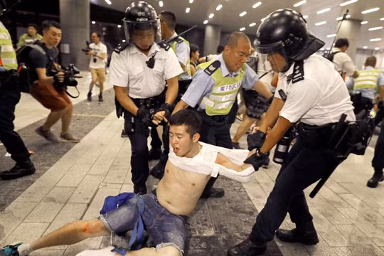 Một số người biểu tình đã bị bắt giữ trong cuộc tuần hành hôm Chủ nhật vừa qua (Ảnh: Guardian)