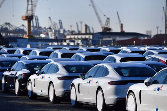 EU cảnh báo sẽ đánh thuế trả đũa việc Mỹ áp thuế với xe hơi của họ (Ảnh: RT)