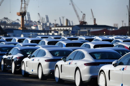 EU cảnh báo sẽ đánh thuế trả đũa việc Mỹ áp thuế với xe hơi của họ (Ảnh: RT)