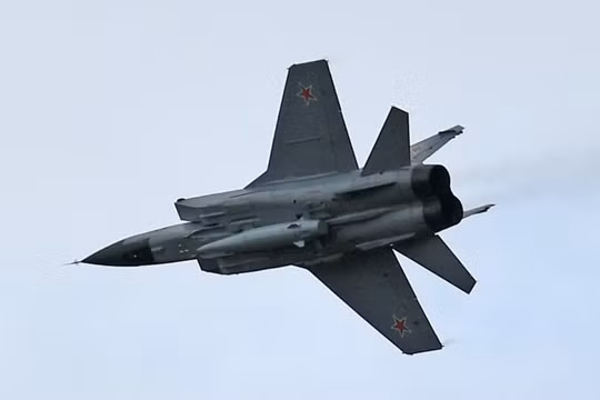 Mẫu chiến đấu cơ MiG-31 của Nga được phát hiện đang mang theo tên lửa siêu thanh Kinzhal (Ảnh: RT)