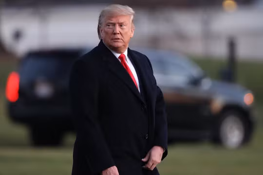 Tổng thống Trump rời Nhà Trắng để đi vận động tranh cử ở Michigan ngay giữa lúc Hạ viện bỏ phiếu luận tội ông (Ảnh: Politico)