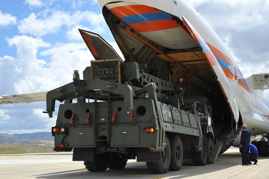 Các bộ phận của S-400 được chuyển tới căn cứ không quân Murted, Ankara, Thổ Nhĩ Kỳ hôm 12/6 (Ảnh: RT)