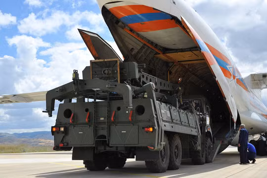 Các bộ phận của S-400 được chuyển tới căn cứ không quân Murted, Ankara, Thổ Nhĩ Kỳ hôm 12/6 (Ảnh: RT)