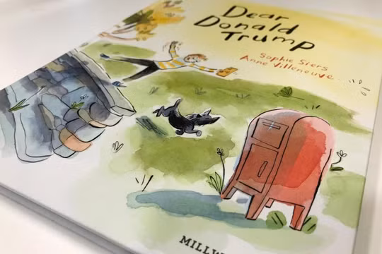 Cuốn sách “Dear Donald Trump” xuất hiện trong một cuộc phỏng vấn tại văn phòng làm việc của Thủ tướng New Zealand Jacinda Ardern (Ảnh: Reuters)