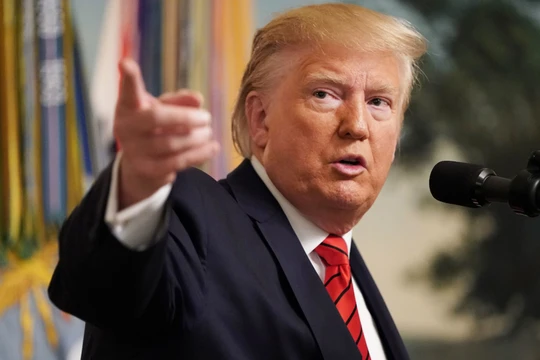 Tổng thống Trump đối diện với làn sóng phản ứng ngày càng lớn (Ảnh: CNBC)