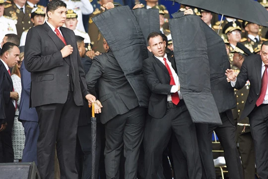 Tình trạng hỗn loạn trong buổi diễu binh tổ chức ở Caracas, Venezuela hồi tháng 8/2018 (Ảnh: Sputnik)