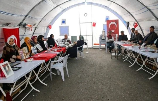 Các bà mẹ người Kurd biểu tình, đòi PKK trả lại con hôm 4/12 (Ảnh: AA)