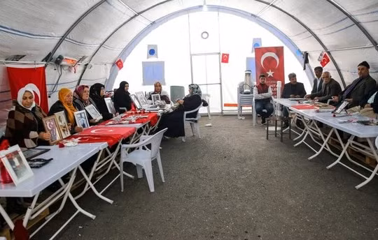 Các bà mẹ người Kurd biểu tình, đòi PKK trả lại con hôm 4/12 (Ảnh: AA)