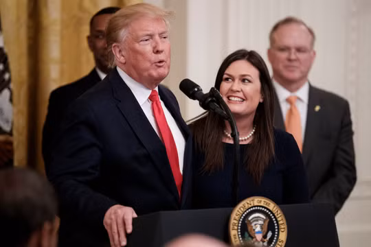 Bà Sanders (phải) trong buổi tuyên bố từ chức Thư ký báo chí Nhà Trắng (Ảnh: EPA)