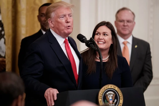 Bà Sanders (phải) trong buổi tuyên bố từ chức Thư ký báo chí Nhà Trắng (Ảnh: EPA)