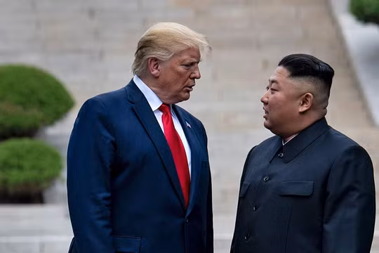 Lãnh đạo hai nước có cuộc gặp gần đây nhất tại DMZ hôm 30/6 (Ảnh: AP)