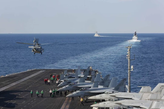 Hàng không mẫu hạm Abraham Lincoln của Mỹ tại Trung Đông (Ảnh: AP)