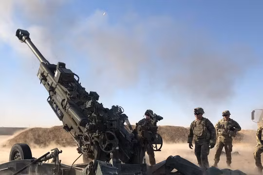 Binh sĩ thuộc Phi đội hỗ trợ pháo binh dã chiến, Trung đoàn kỵ binh 3 của Mỹ hỗ trợ quân đội Iraq bằng hỏa lực pháo binh từ pháo M777A2 (Ảnh: Armytimes)