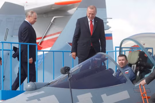 Ông Putin và ông Erdogan quan sát mẫu chiến đấu cơ Su-57 tại triển lãm hàng không tổ chức ở Zhukovsky, ngoại ô Moscow (Ảnh: Washington Post)