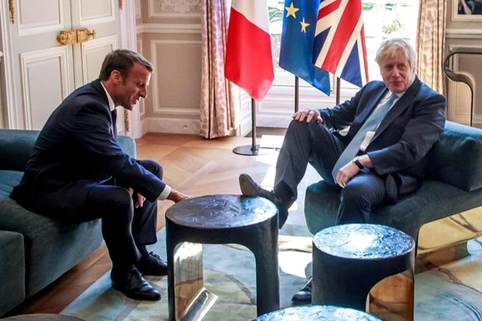 Tổng thống Pháp Emmanuel Macron và Thủ tướng Anh Boris Johnson trong một cuộc gặp hôm 22/8 (Ảnh: Reuters)