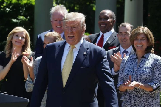 Tổng thống Trump khẳng định Điều II trong Hiến pháp Mỹ cho phép ông làm "bất cứ điều gì" (Ảnh: Newsweek)