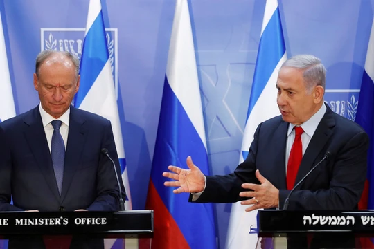 Thủ tướng Israel Benjamin Netanyahu (phải) trong cuộc gặp với Thư ký An ninh Quốc gia Nga Nikolai Patrushev tại Jerusalem (Ảnh: RT)