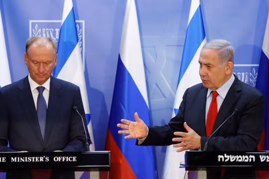 Thủ tướng Israel Benjamin Netanyahu (phải) trong cuộc gặp với Thư ký An ninh Quốc gia Nga Nikolai Patrushev tại Jerusalem (Ảnh: RT)