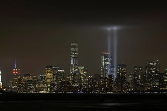 Hai cột sáng tượng trưng cho 2 tòa tháp đôi bị hủy diệt trong sự kiện khủng bố ngày 11/9 ở New York (Ảnh: RT)