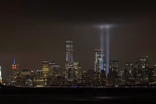 Hai cột sáng tượng trưng cho 2 tòa tháp đôi bị hủy diệt trong sự kiện khủng bố ngày 11/9 ở New York (Ảnh: RT)