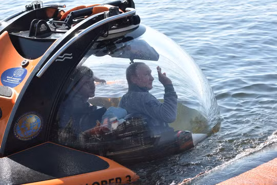 Tổng thống Putin trên con tàu ngầm thăm dò C-Explorer 3.11 (Ảnh: Sky News)