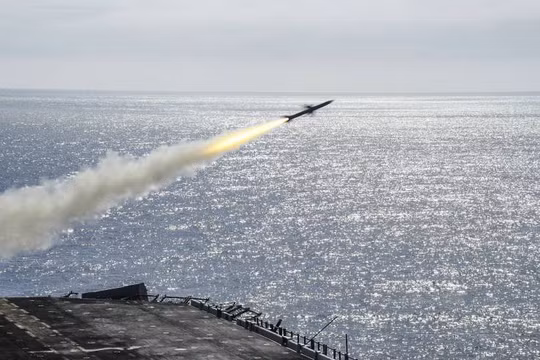 Tên lửa RIM-7P phóng từ hệ thống tên lửa Sea Sparrow từ tàu tấn công lưỡng cư USS Boxer trong cuộc tập trận bắn đạn thật ngày 29/1/2019 (Ảnh: Newsweek)