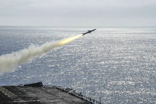 Tên lửa RIM-7P phóng từ hệ thống tên lửa Sea Sparrow từ tàu tấn công lưỡng cư USS Boxer trong cuộc tập trận bắn đạn thật ngày 29/1/2019 (Ảnh: Newsweek)