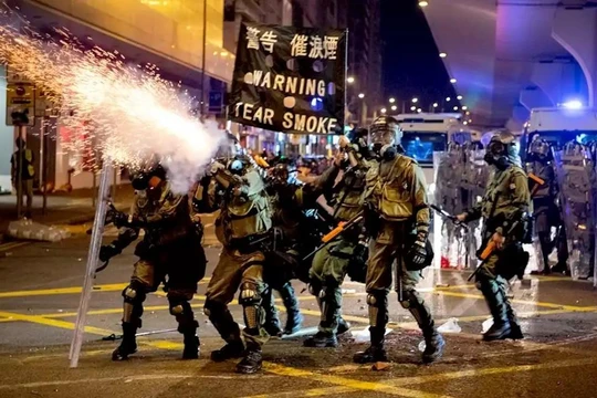 Làn sóng biểu tình đã kéo dài suốt 8 tuần liên tiếp ở Hong Kong (Ảnh: NBC)