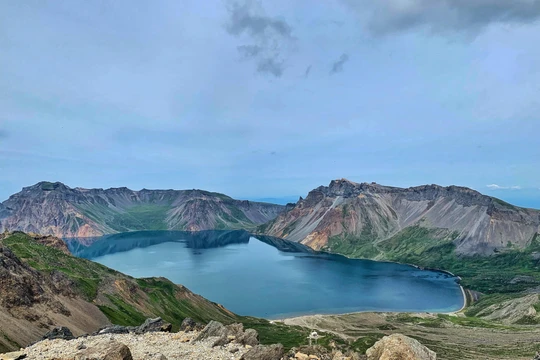 Paektu là ngọn núi thiêng liêng đối với người Triều Tiên, và nổi tiếng là có cảnh đẹp hút hồn (Ảnh: Getty)