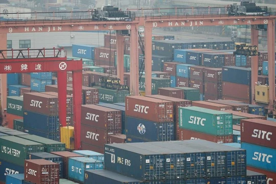 Các container hàng hóa nhập khẩu tại cảng Incheon, Hàn Quốc (Ảnh: RT)