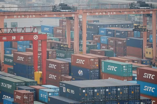 Các container hàng hóa nhập khẩu tại cảng Incheon, Hàn Quốc (Ảnh: RT)