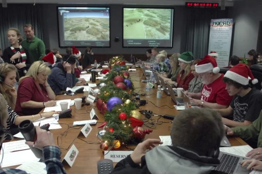 Bên trong bộ phận theo dõi ông già Noel của NORAD (Ảnh: Reuters)