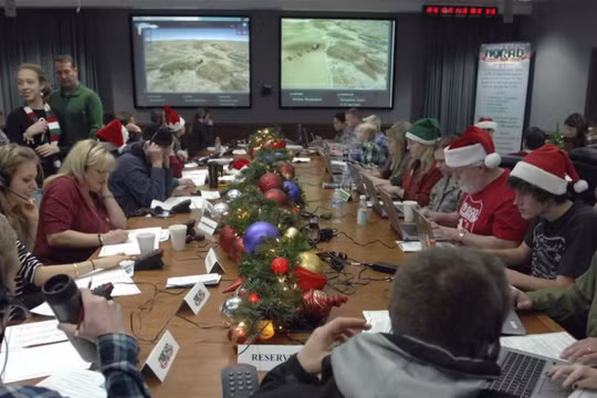 Bên trong bộ phận theo dõi ông già Noel của NORAD (Ảnh: Reuters)
