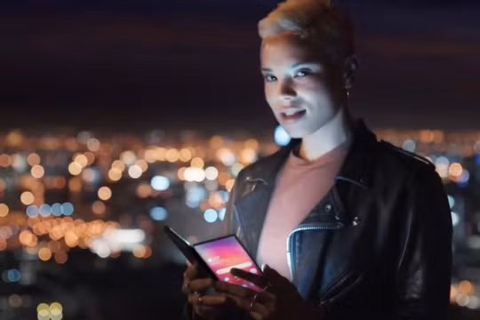 Đây là mẫu điện thoại uốn gập của Samsung? (ảnh cắt từ clip)