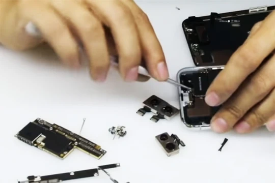 Bo mạch chính (nằm phía trái) của iPhone X có kích thước khá nhỏ gọn (ảnh: clip YouTube)