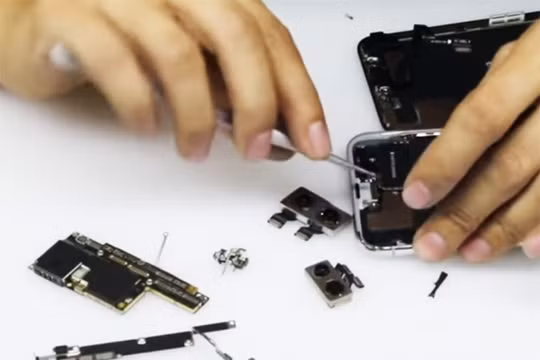 Bo mạch chính (nằm phía trái) của iPhone X có kích thước khá nhỏ gọn (ảnh: clip YouTube)