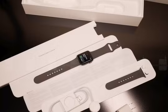 Mở hộp Apple Watch 3 (ảnh: Phone Arena)