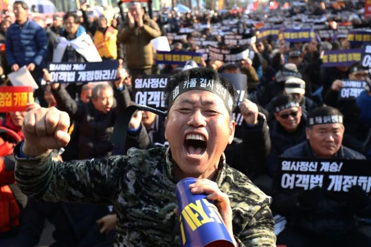 Hàng chục nghìn tài xế taxi Hàn Quốc đã xuống đường biểu tình để phản đối ứng dụng đặt xe công nghệ (ảnh: Chung Sung Jun)