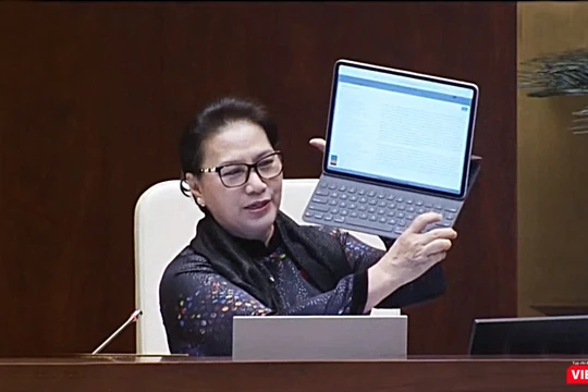Chủ tịch Quốc hội Nguyễn Thị Kim Ngân nói rằng iPad của bà lưu trữ đươc ngay tức thời các bài phát biểu của Bộ trưởng và đại biểu Quốc hội