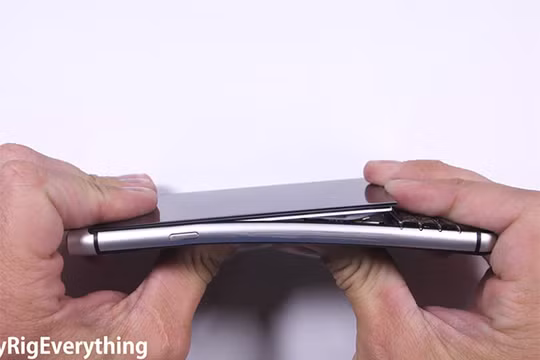 Phần màn hình BlackBerry KEYone được gia công không tốt