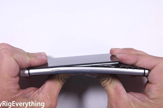 Phần màn hình BlackBerry KEYone được gia công không tốt